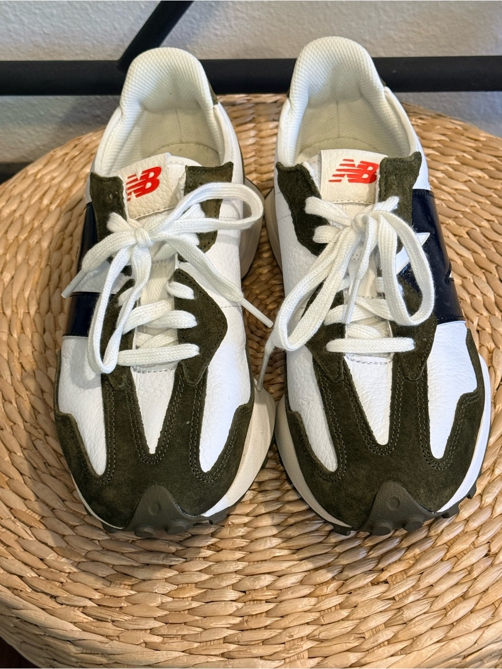 New Balance 327 – Women’s 10 Green/White - Picture 4 of 6